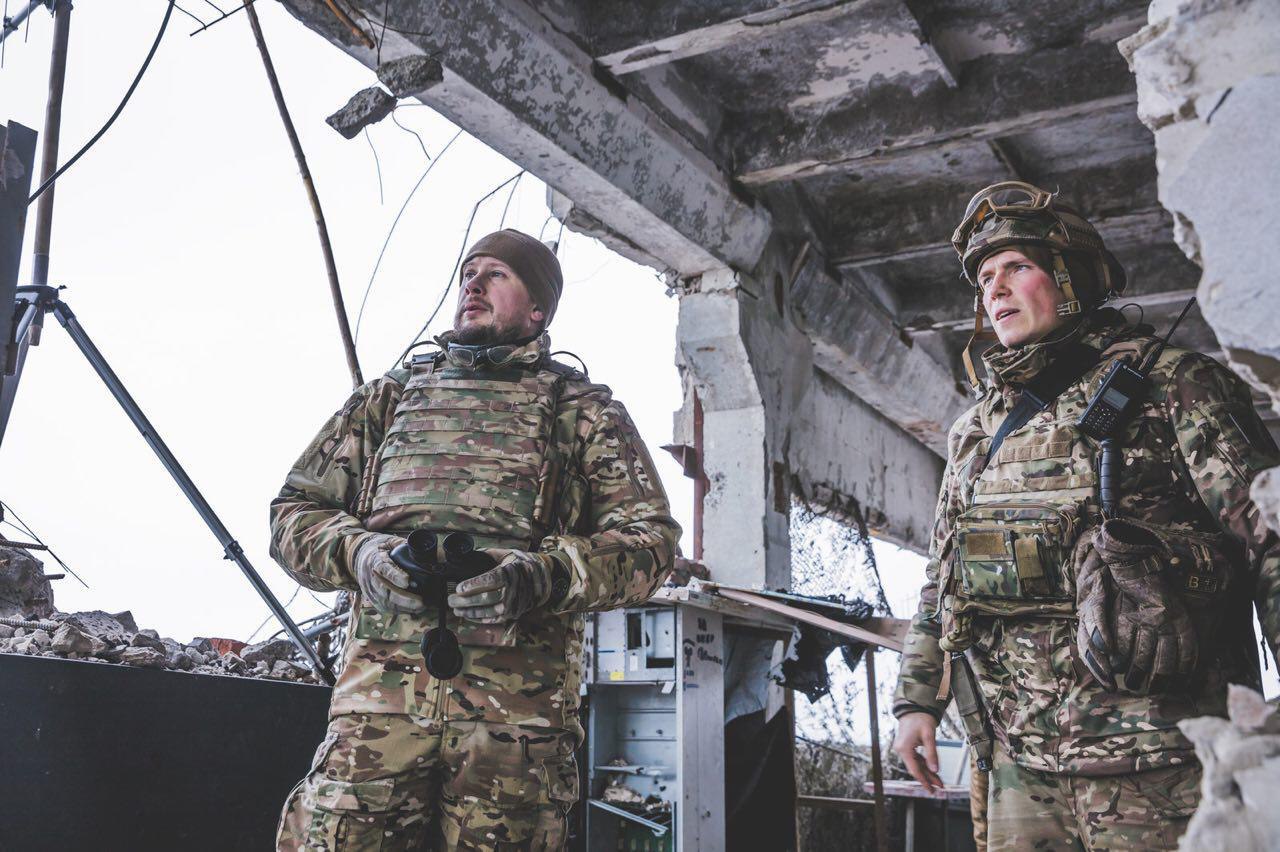 "Für uns gibt es nie ein zurück": Andrij Biletzkij gemeinsam mit dem bislang letzten Kommandeur des "Asow"-Regiments, Denis Prokopenko, bei einer Besprechung im Einsatzgebiet.