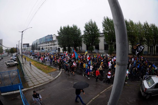 Der Marsch der ukrainischen und weißrussischen Nazis gestern in Lwow unter dem Porträt Bandery und dem Titel "Wer springt nicht, der Russe ist".