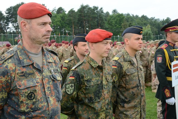 Deutsche im Manöver mit faschistischer Nationalgarde der Ukraine