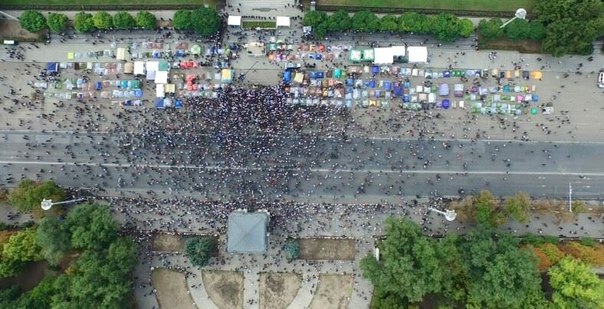 Zehntausende Menschen beteiligen sich an der Protestaktion in der Mitte der Hauptstadt der Republik Moldau, Chisinau, der findet auf dem Platz der Großen Nationalversammlung. 