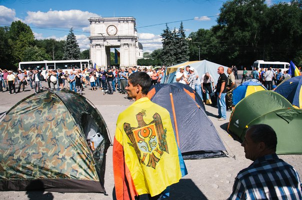 Zehntausende Menschen beteiligen sich an der Protestaktion in der Mitte der Hauptstadt der Republik Moldau, Chisinau, der findet auf dem Platz der Großen Nationalversammlung. 