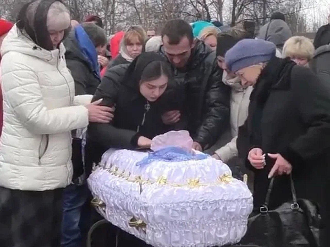 Дети гибла. Похороны детей на Украине в 2014.