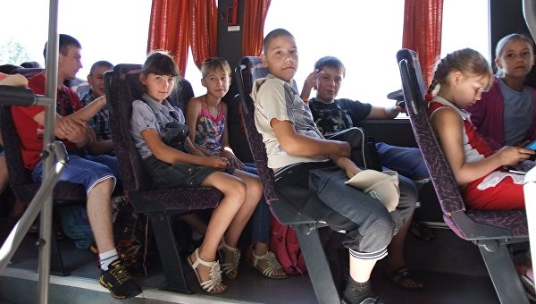 Kinder aus DNR nach Ukraine fahren