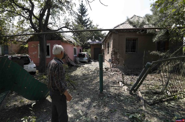 Um 23:00 sind infolge der geraden Treffen in der Siedlung Staromichajlowka des Kirowskij Bezirkes die Zerstörungen in 4 Häusern festgelegt. 
