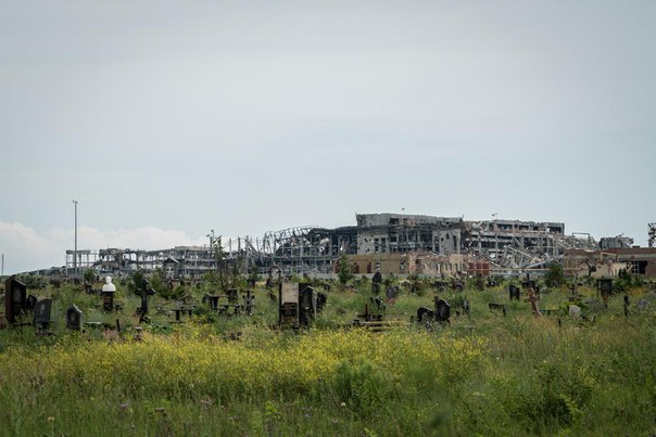 der Friedhof beim Flughafen Donezks